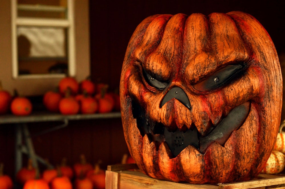 Jack-o-Lantern decorazione di Halloween in cima al tavolo marrone