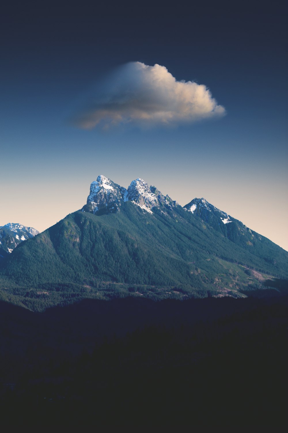 Grüner Berg unter weißen Wolken während des Tages