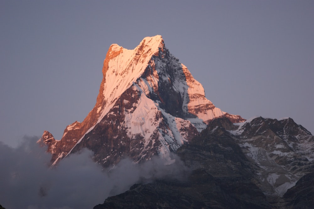 Foto di montagna innevata