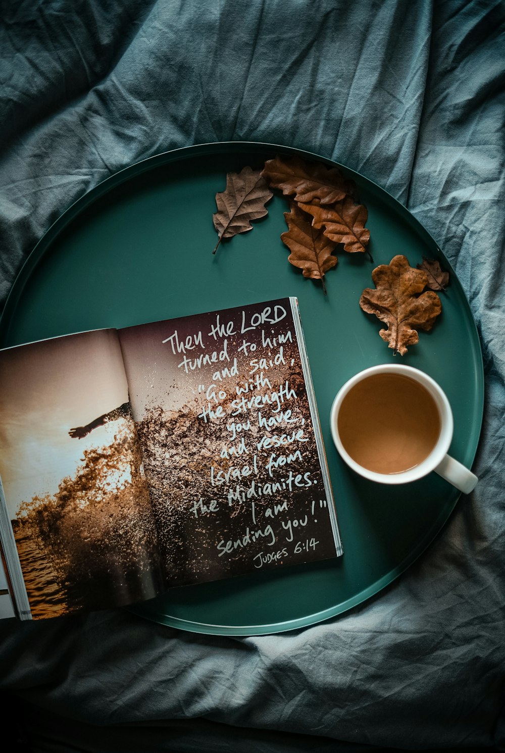 Flatlay-Fotografie von Tasse und Buch