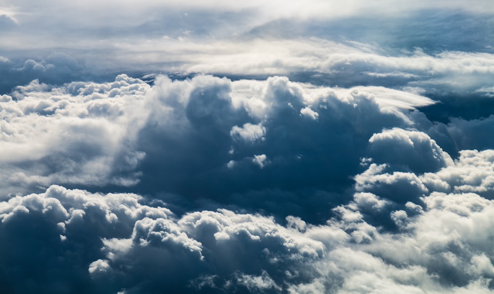 낮 동안 짙은 구름의 항공 사진