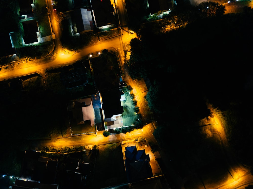 Fotografía aérea de la calle de la ciudad durante la noche