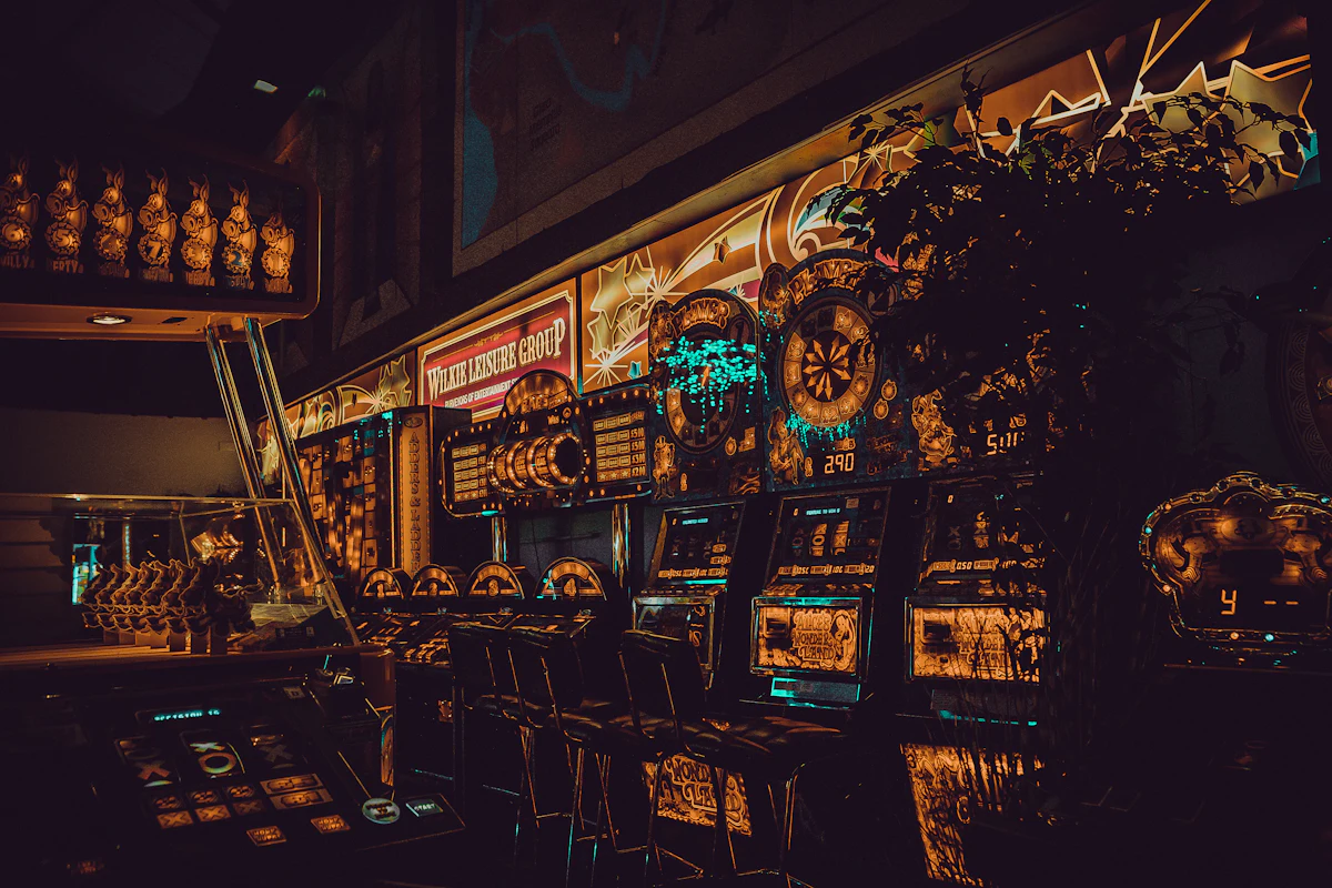 Deretan mesin arcade dan slot berwarna cerah