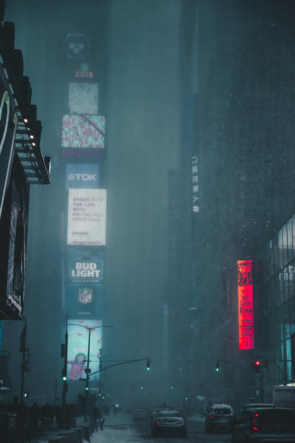 Véhicules sur la route pendant la nuit