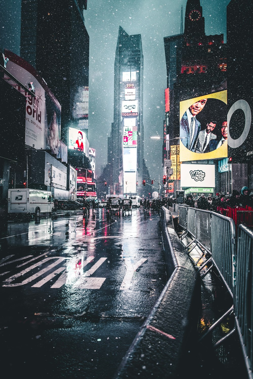 gruppo di persone dietro barricate sul marciapiede durante la notte