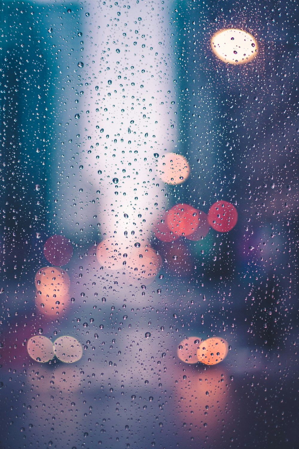 gouttelettes d’eau sur verre transparent