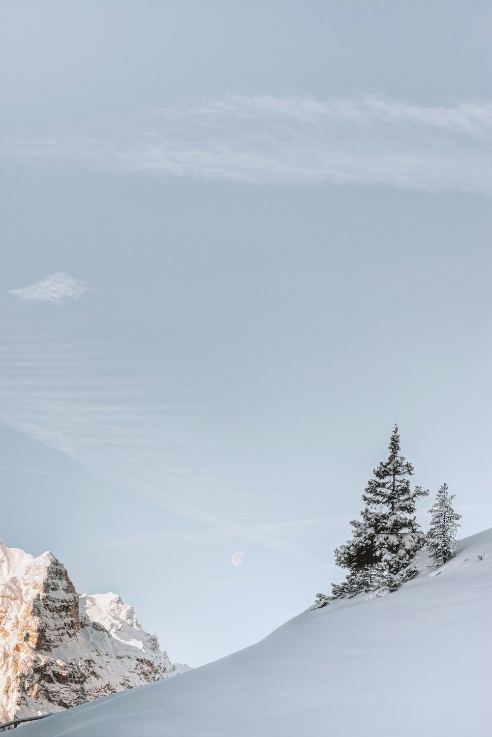 white snowy mountain under white sky during daytime