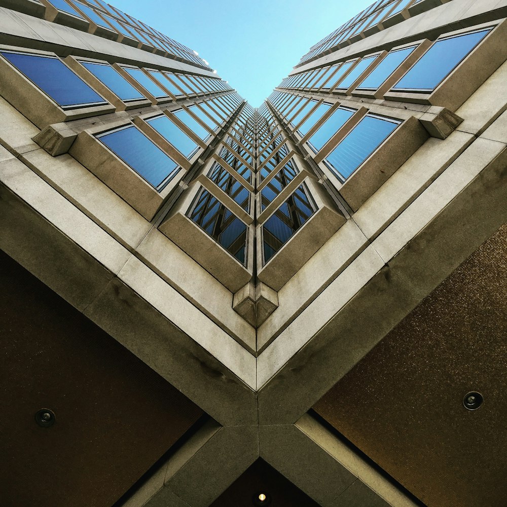 Fotografia de visão de baixo ângulo do edifício marrom do arranha-céus