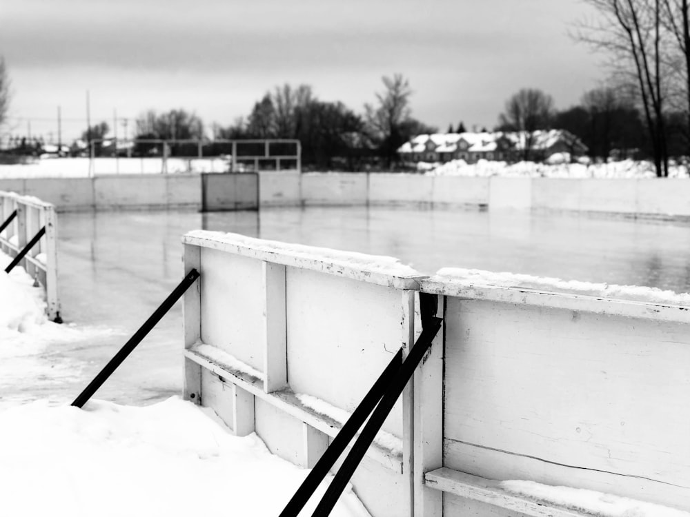 Fotografía en escala de grises de un parque de patinaje