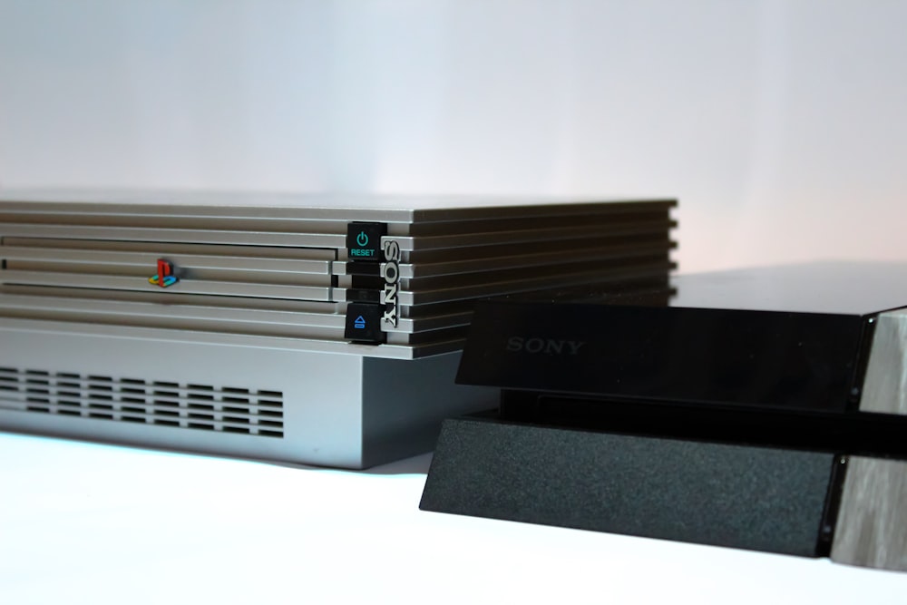 Sony PS2 neben PS4-Konsolen