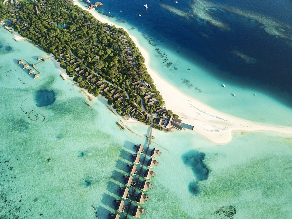 Foto aérea de cabanas Nipa em corpo de água perto da ilha