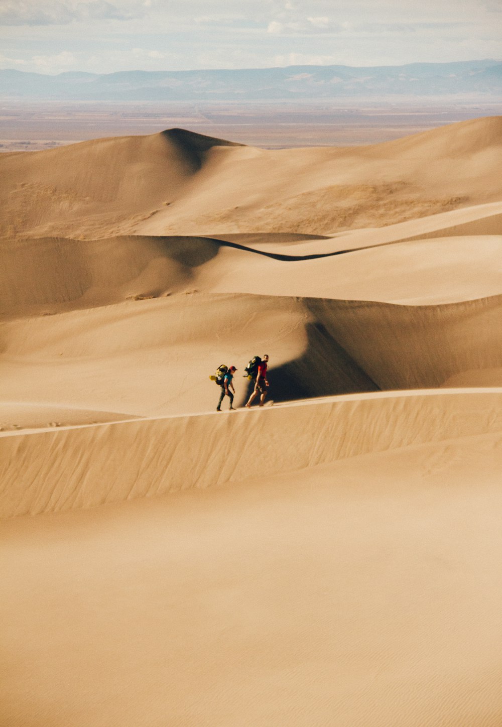 persone che camminano nel deserto durante il giorno