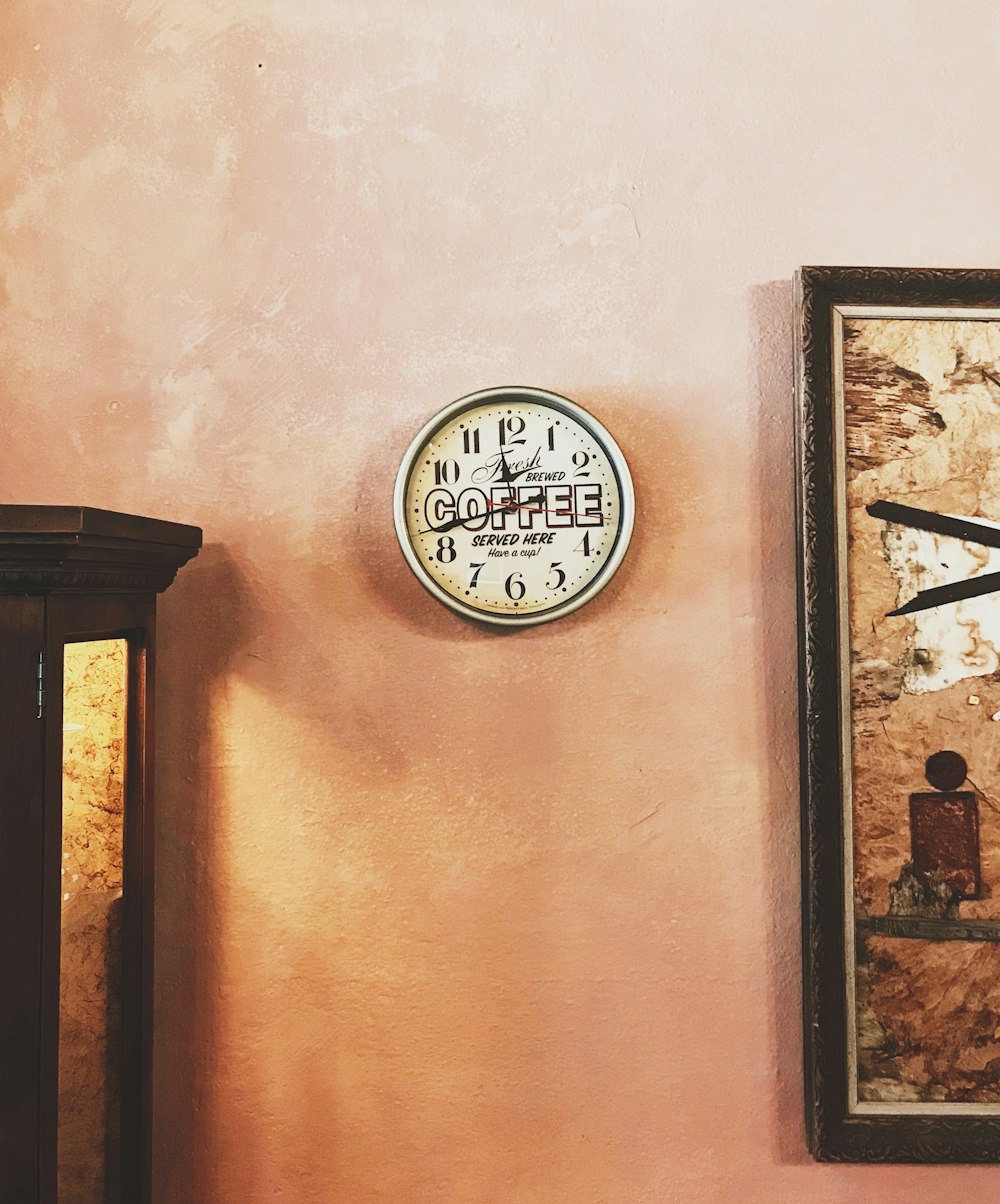 Reloj de pared redondo que muestra la hora a las 11:43