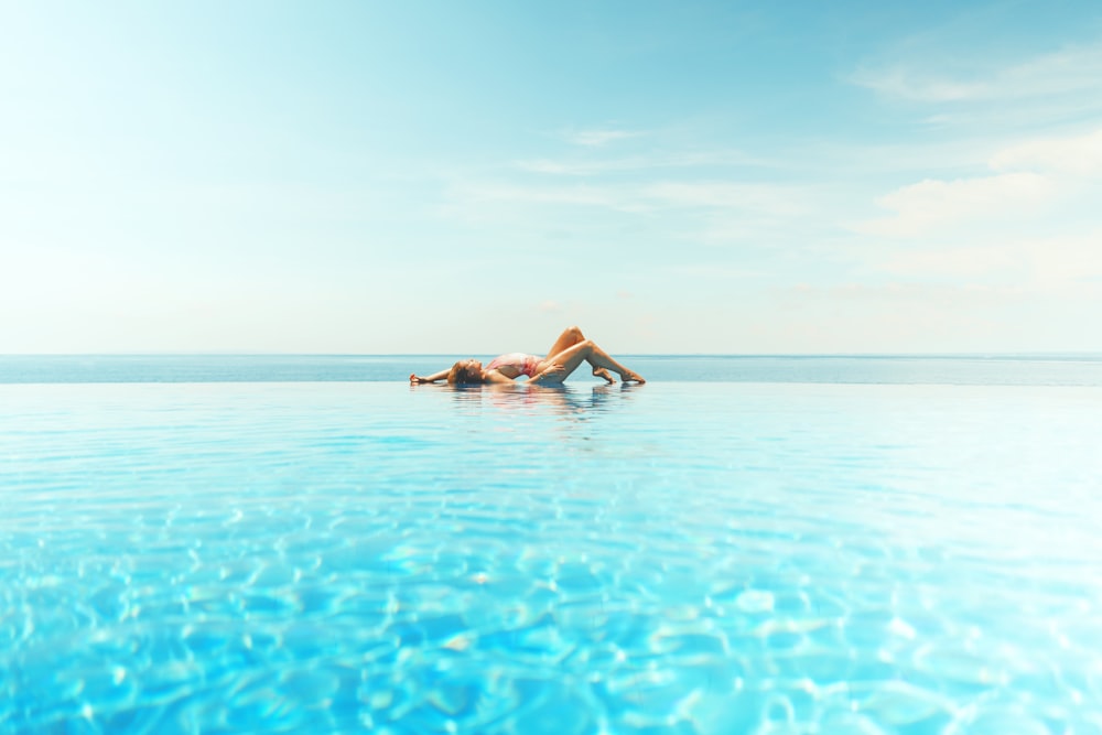 mujer tomando el sol en la playa