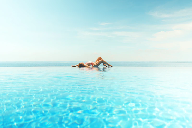 Нетронутый средиземноморский пляж с кристально чистой бирюзовой водой и золотым песком