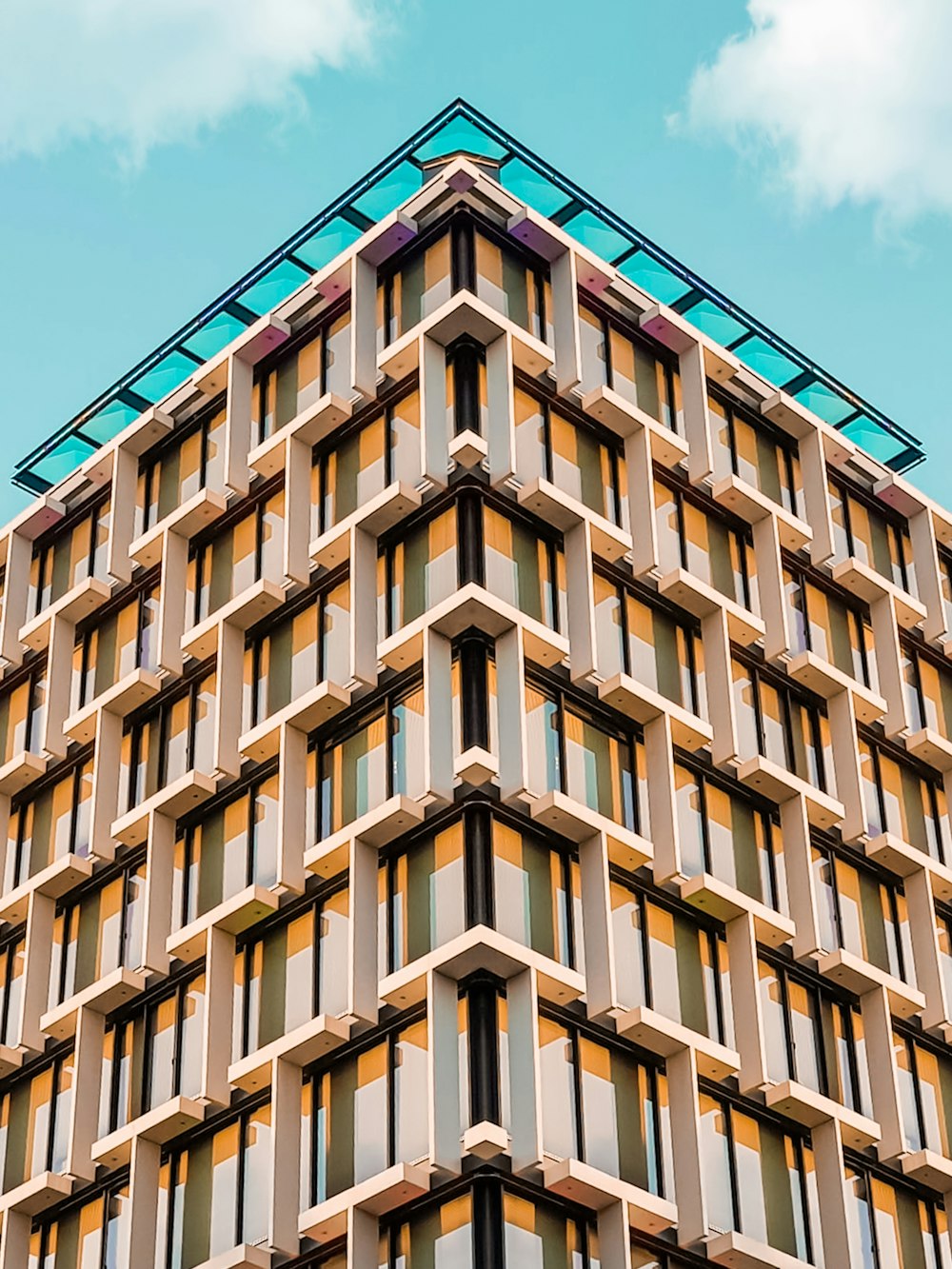 Braunes und schwarzes Betongebäude tagsüber unter blauem Himmel