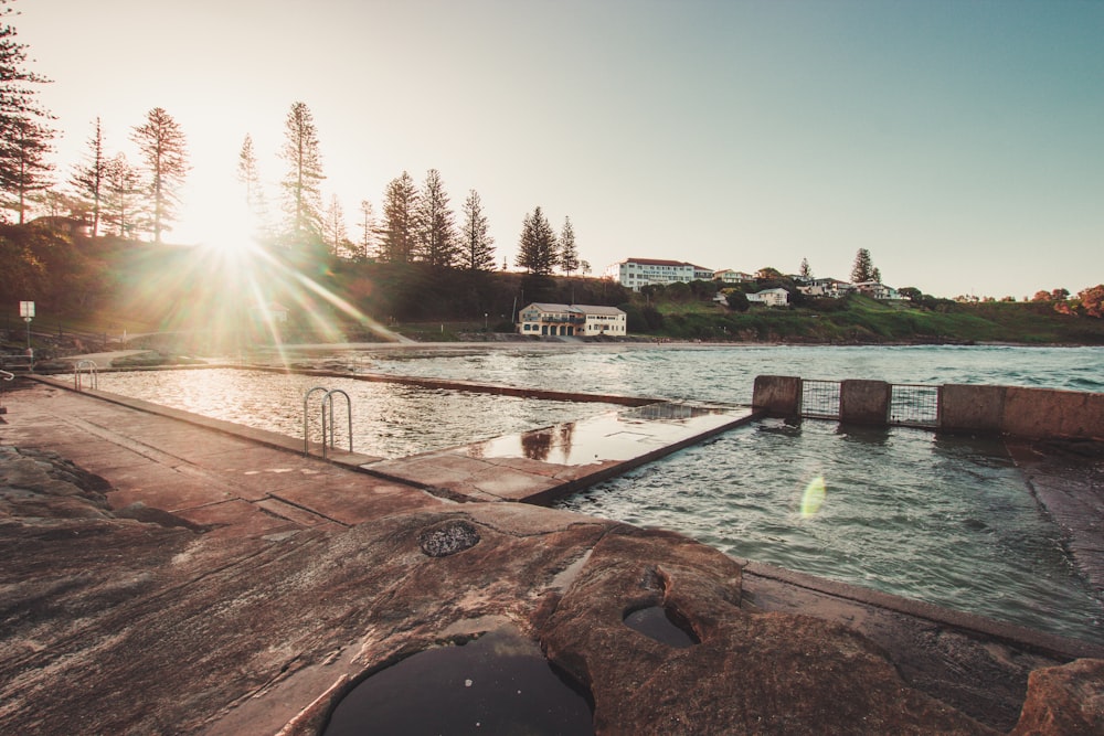 Schwimmbad bei Sonnenuntergang