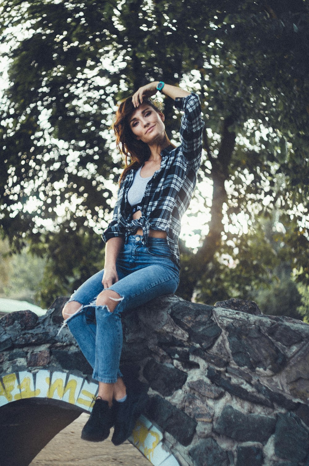 Mujer sentada en el puente posando