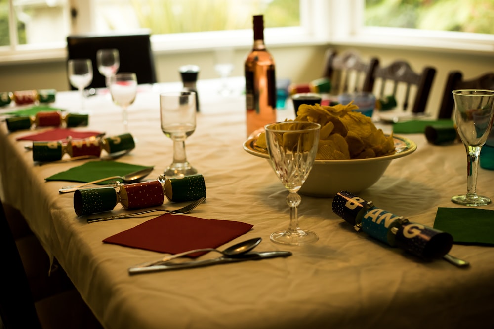 mesa com copos de vidro e tapetes de colocar