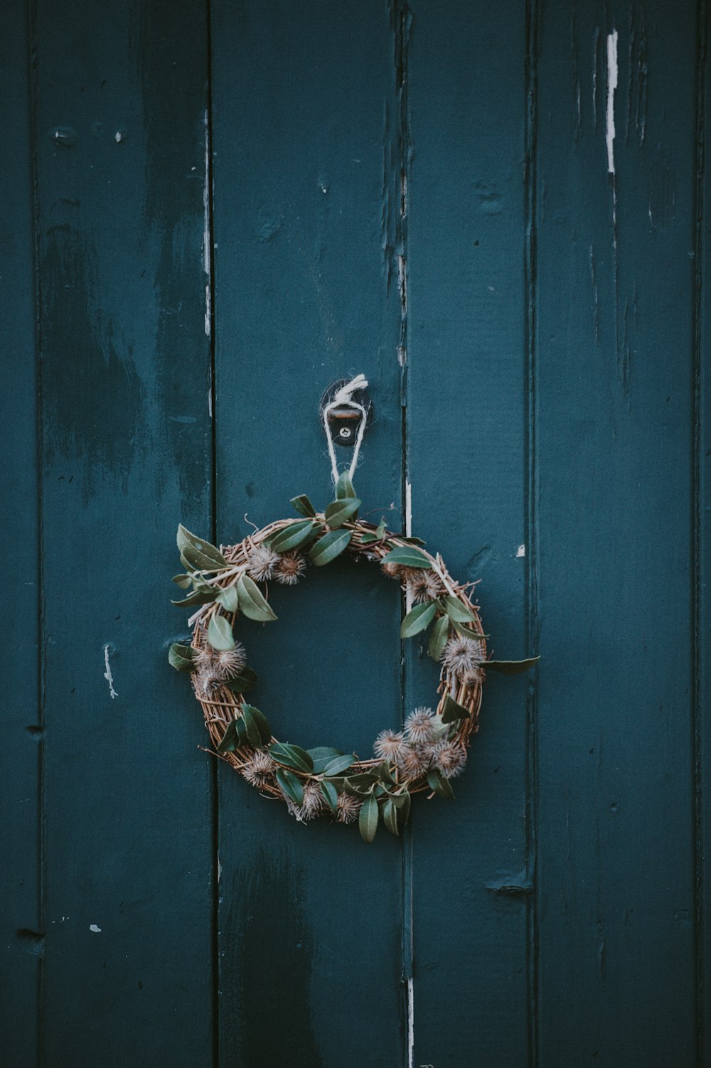 Couronne marron et vert accrochée au mur