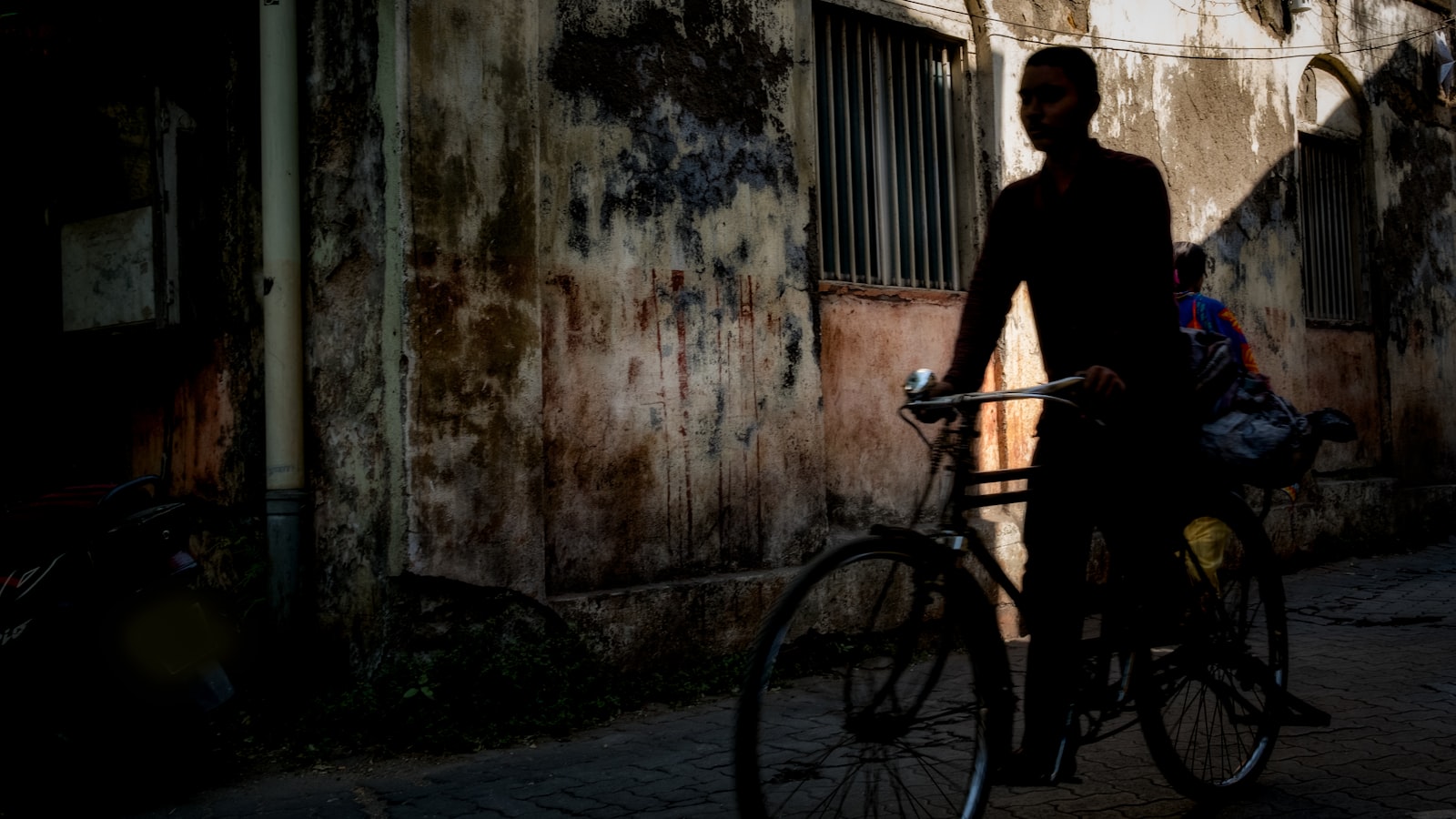 Fujifilm X-Pro2 + Fujifilm XF 23mm F2 R WR sample photo. Man riding bicycle photography