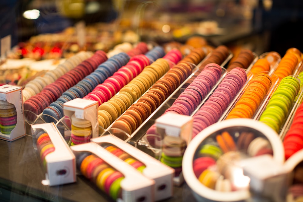 macarons français de couleurs assorties