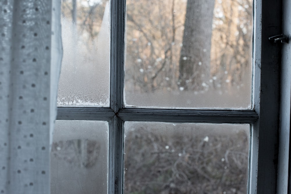 ventana blanca con cortina
