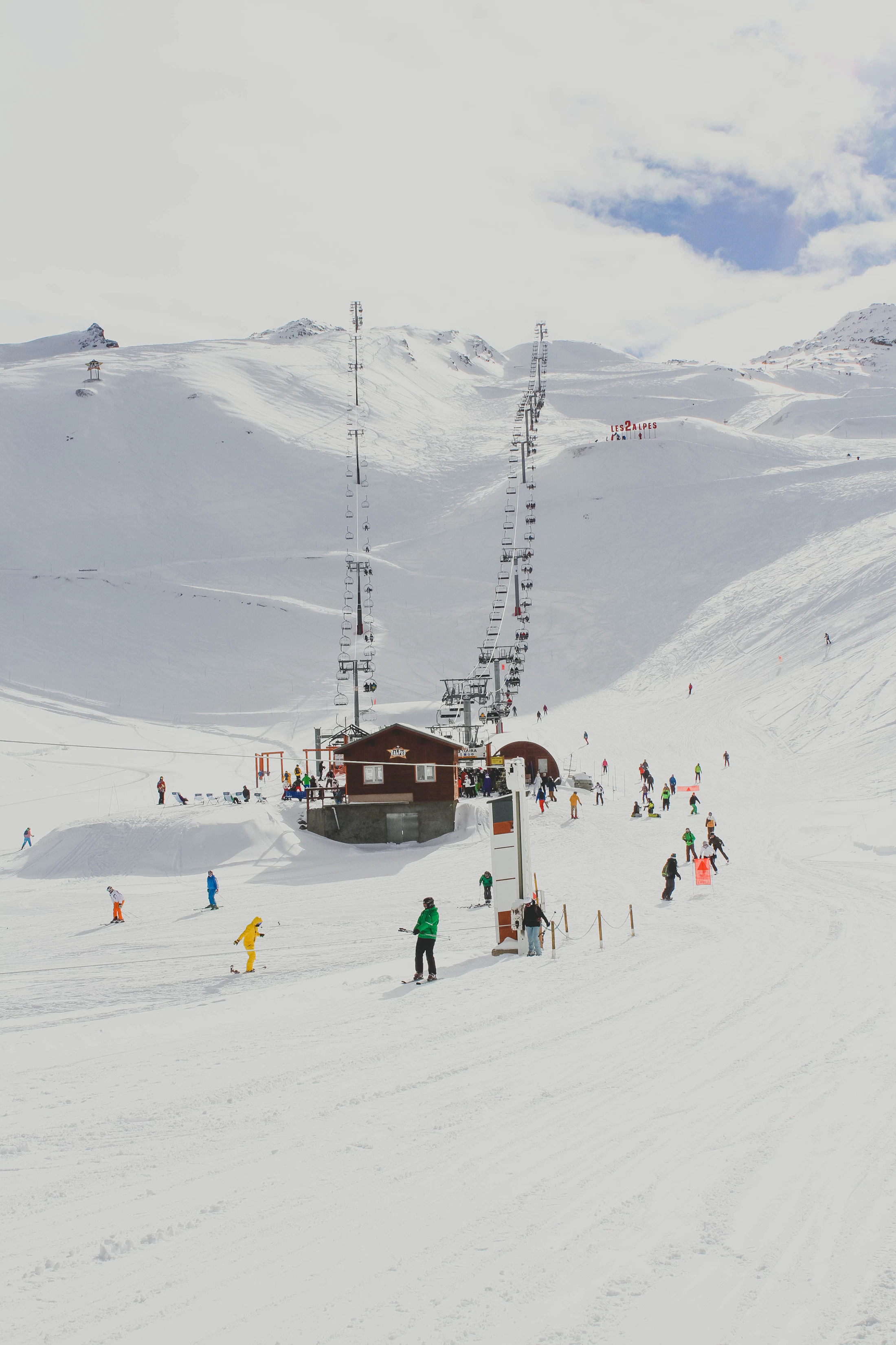 Lyžiari na zasneženej zjazdovke v alpskom stredisku Schladming