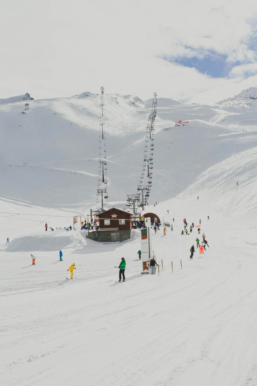 산에서 스키를 타는 사람들의 사진