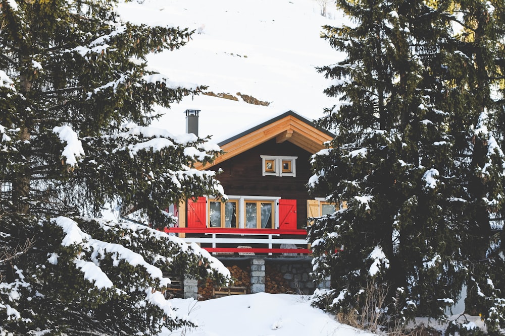 Casa cheia de neve