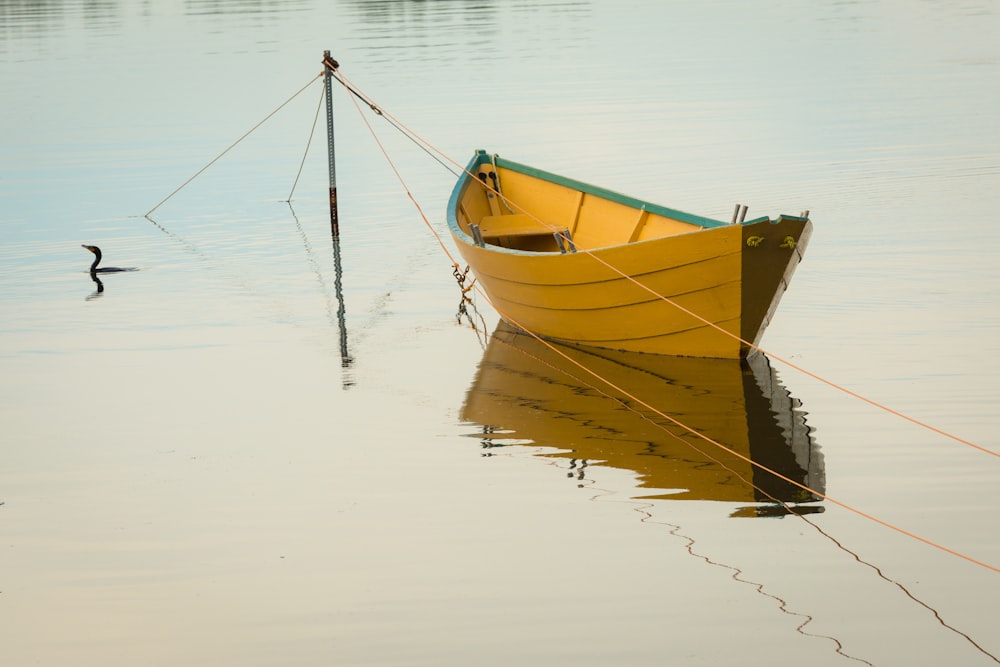 canoa amarela no corpo de água