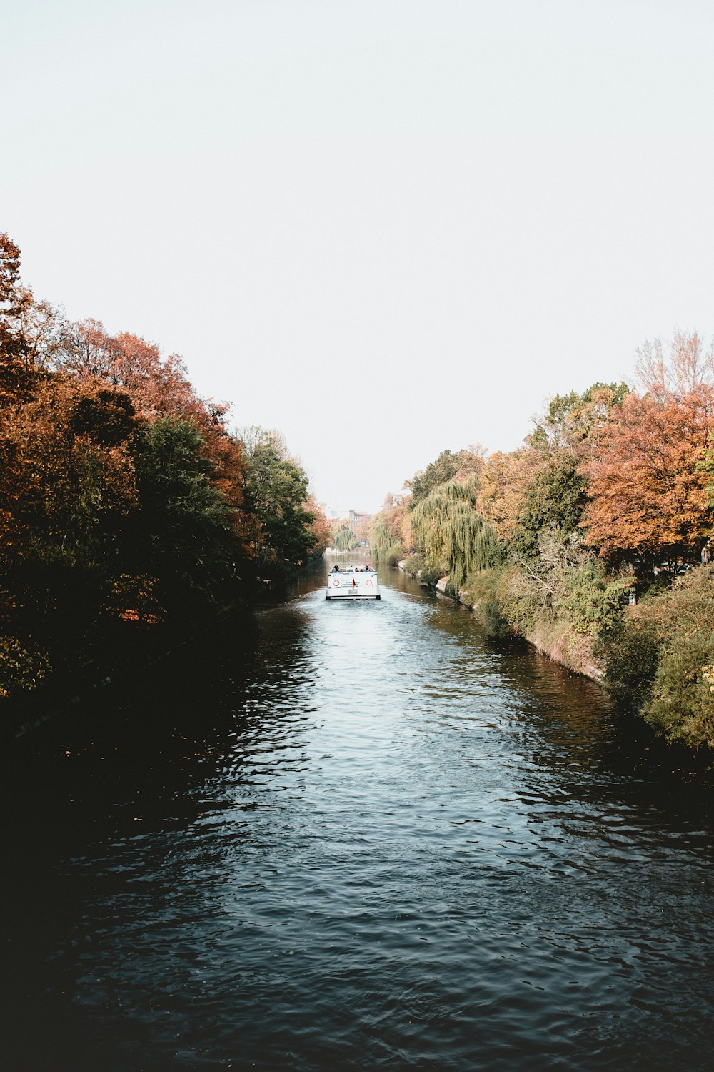 Boot tagsüber in der Mitte des Flusses