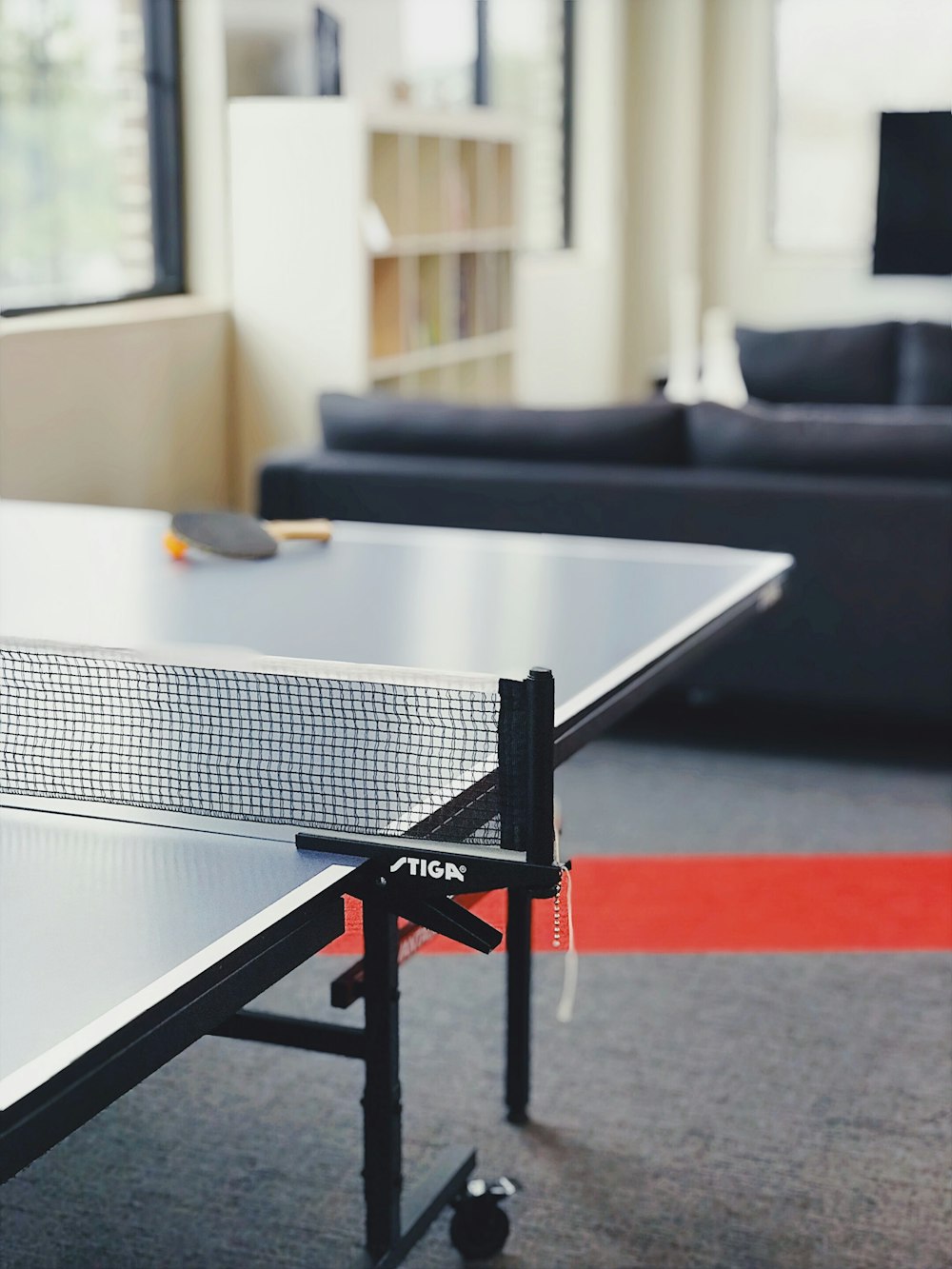 raquette et balle sur table de ping-pong