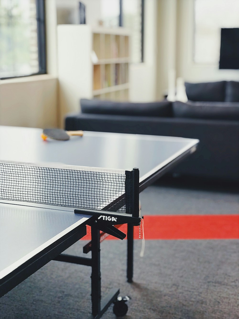 racchetta e pallina sul tavolo da ping pong