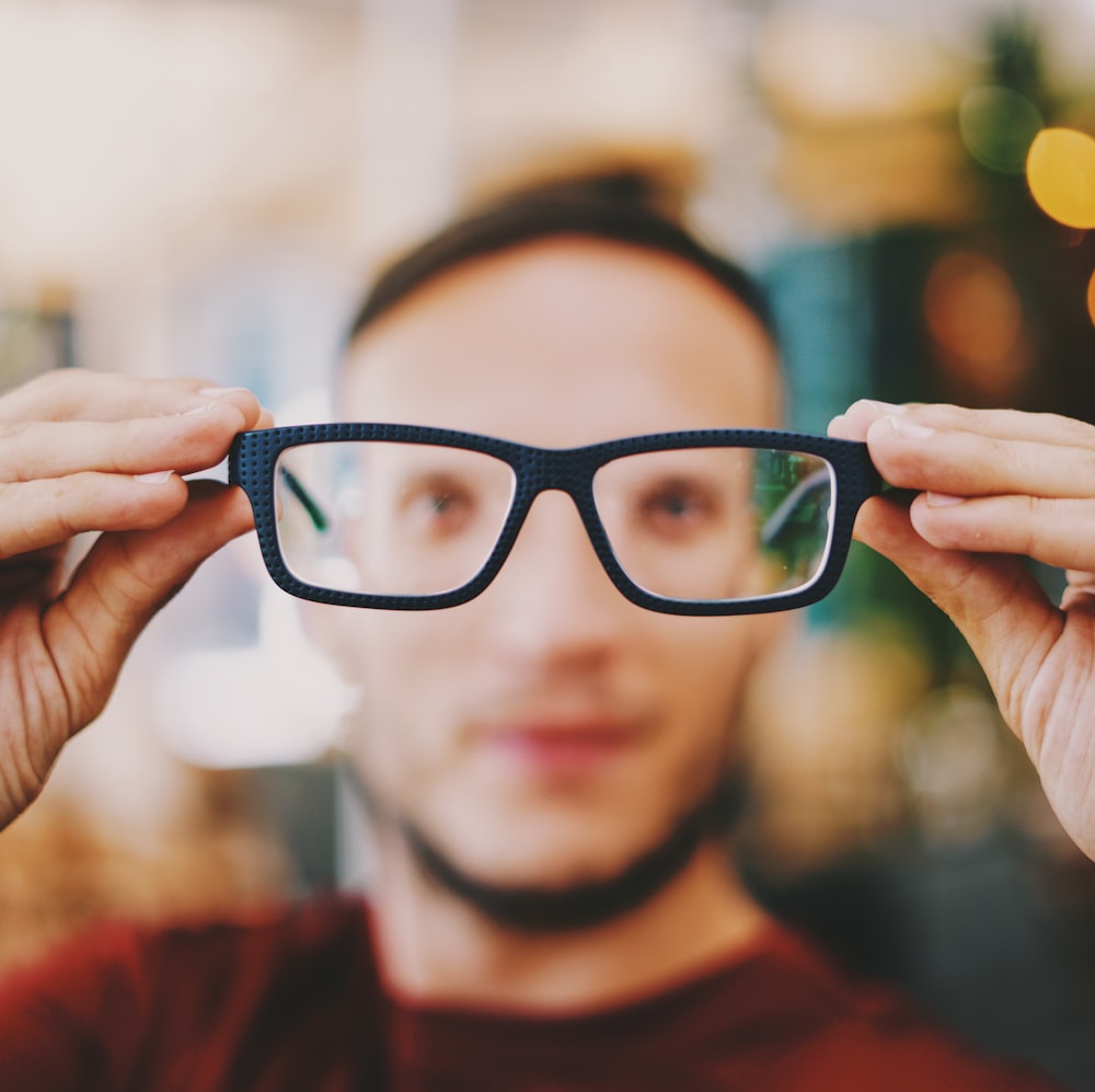 Person mit Brille mit schwarzem Gestell