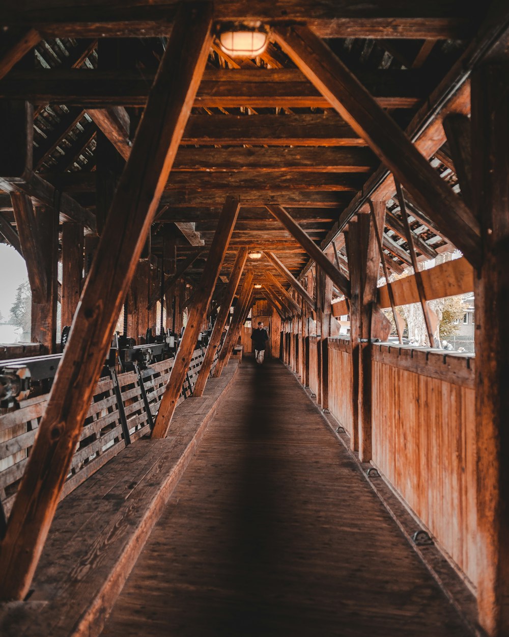 homem andando na ponte de madeira