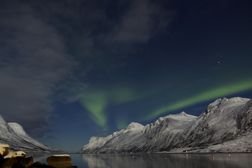 weiße Berge unter Aurora