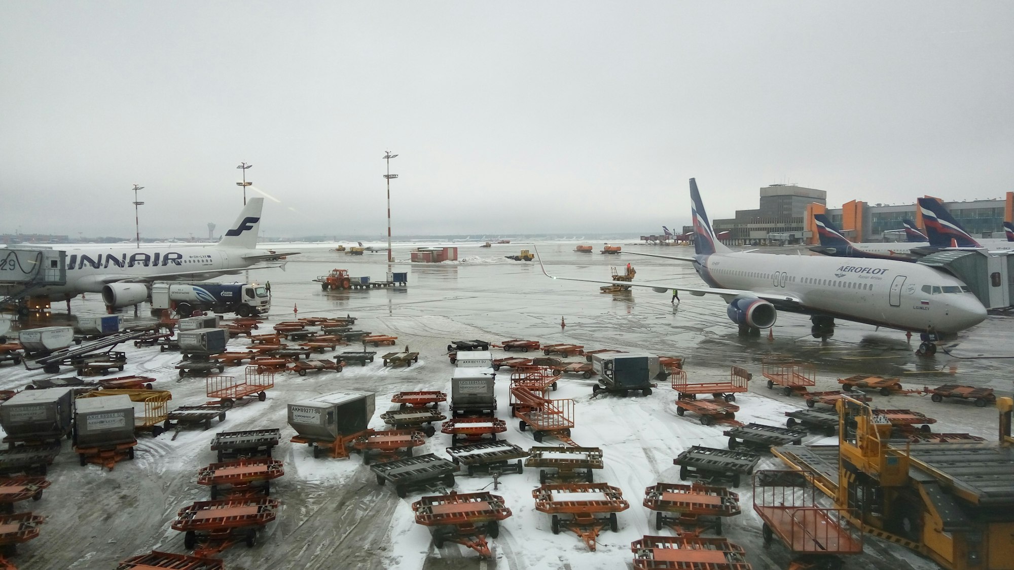 В аэропортах и на вокзалах России усилены меры безопасности: к чему готовиться туристами