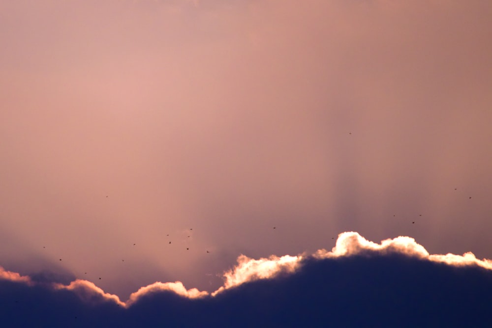 cielo nublado durante el día