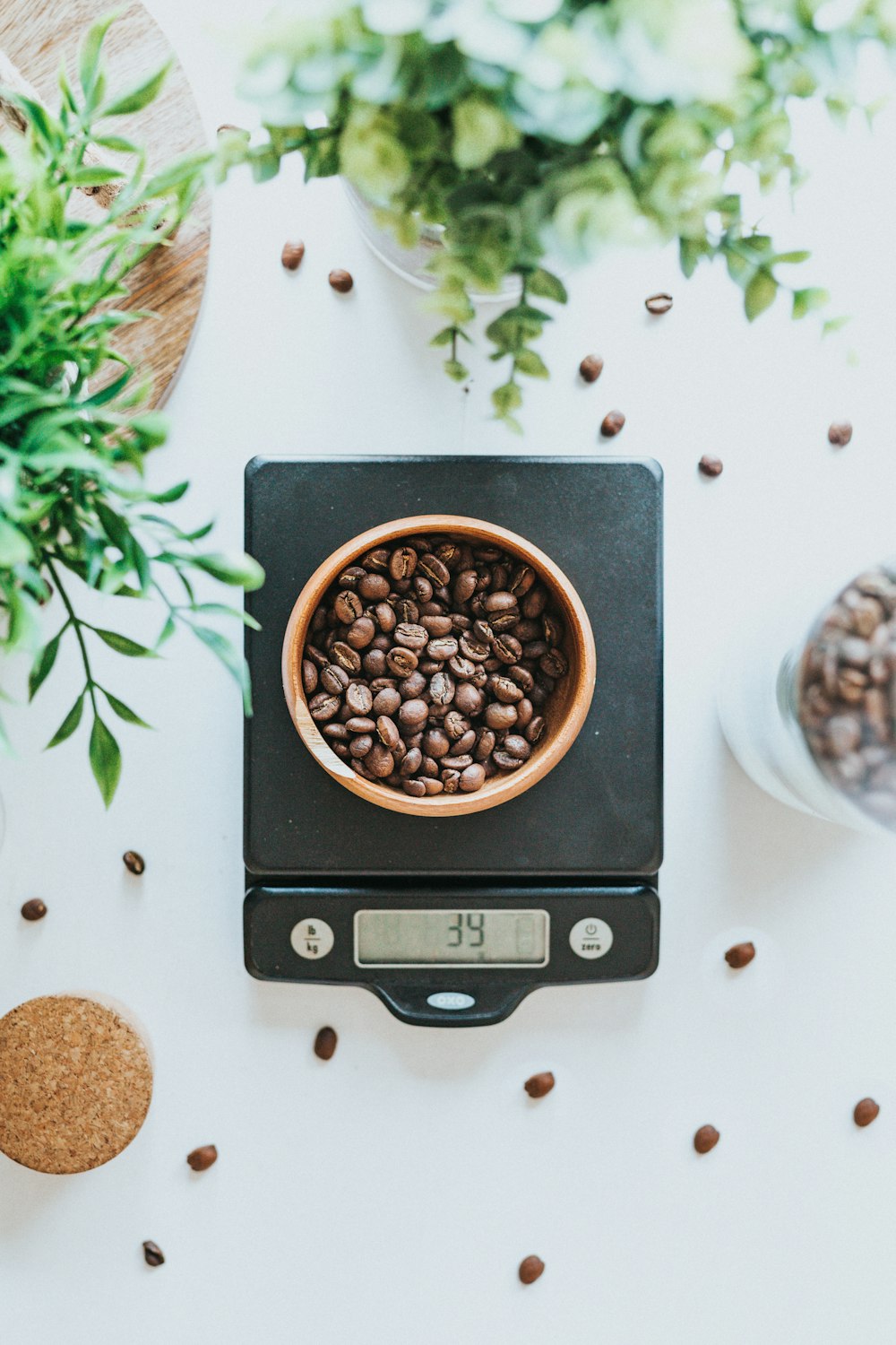 Foto di ciotola piena di chicchi di caffè su bilancia digitale nera a 39 grammi