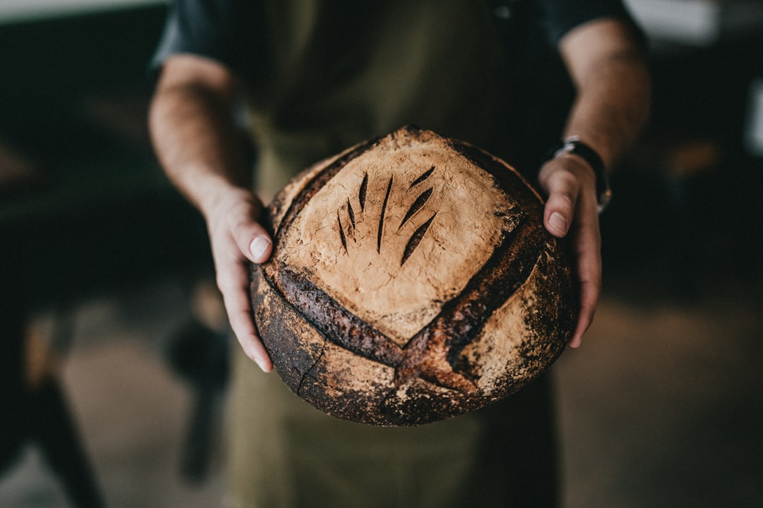 Panadero sosteniendo un pan artesano