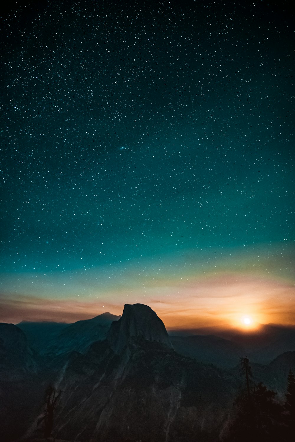 Hochwinkelfotografie der Berge bei Sonnenuntergang