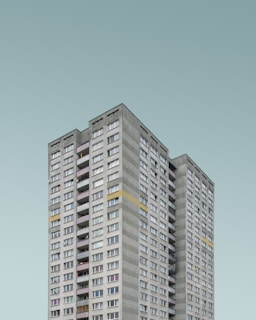 grey high-rise concrete building