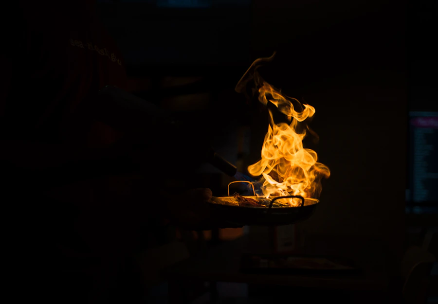 Detalle de parrilla con brasas encendidas, dirección de arte de Ámbar