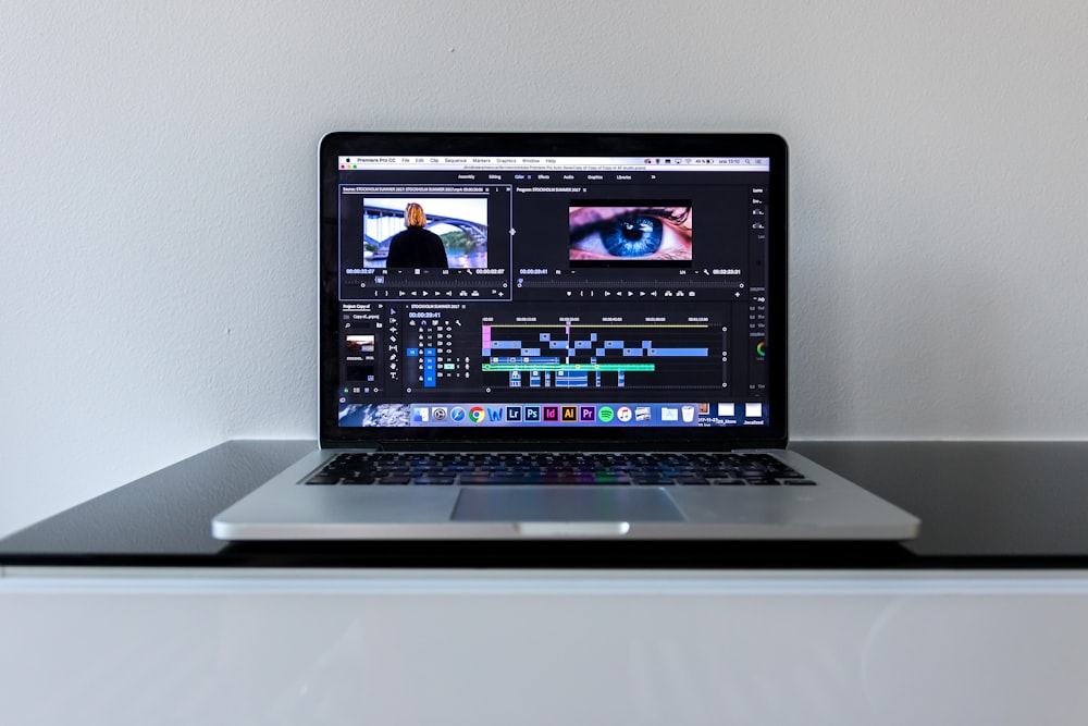 MacBook Pro auf schwarzem Schreibtisch