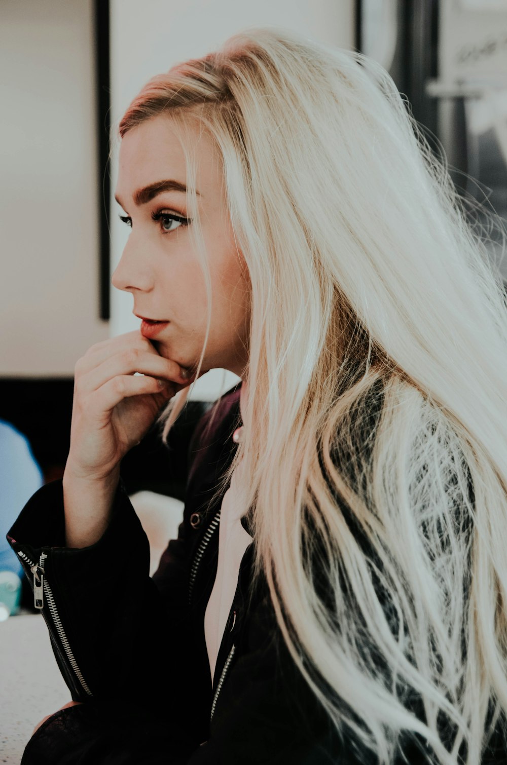 mulher de cabelo bege vestindo jaqueta preta