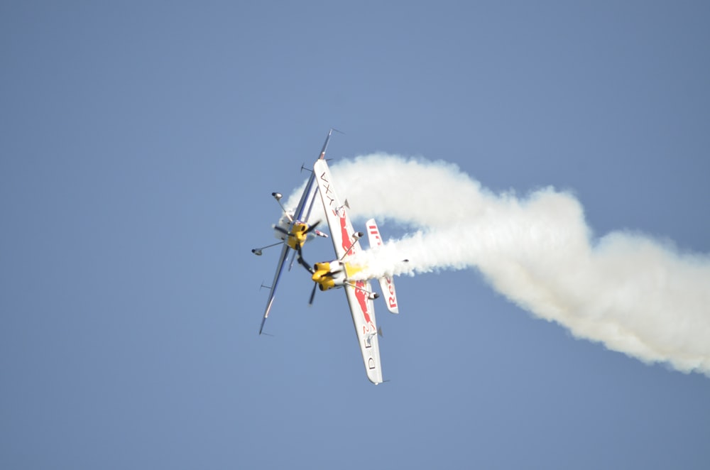 Dois aviões de exposição com fumaça de contrail