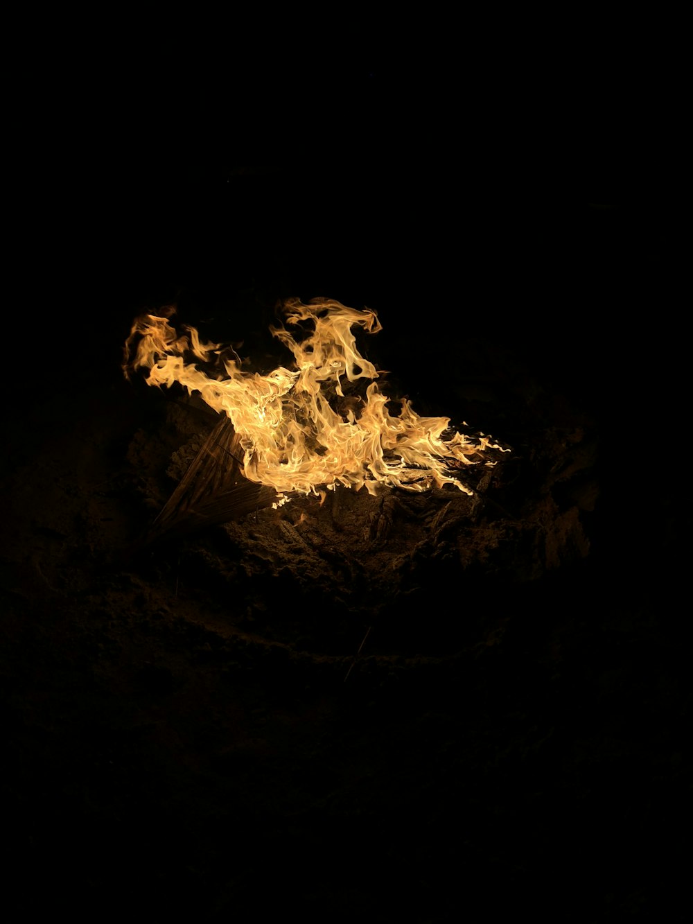 夜間の焚き火