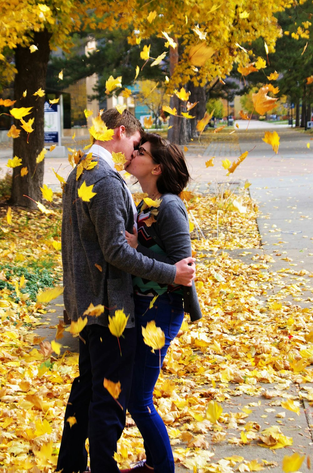 pareja besándose durante el otoño