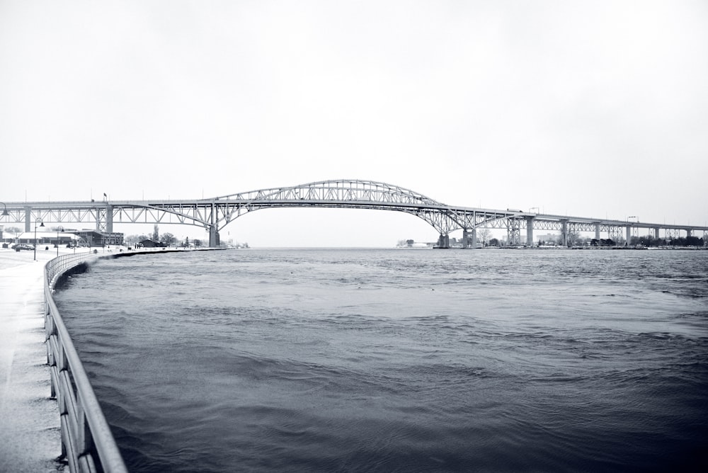 Graustufenfoto einer Brücke über Wasser